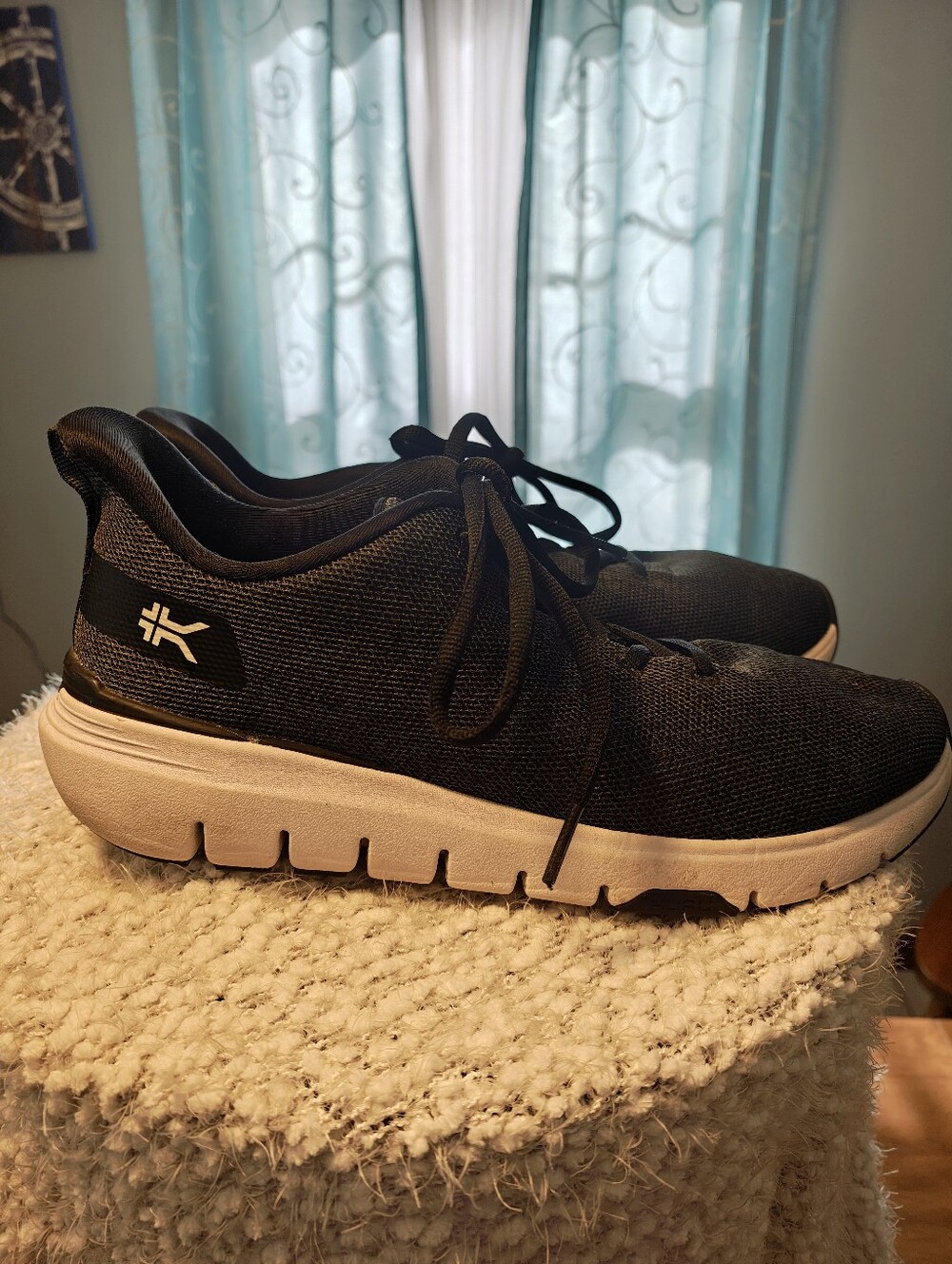 KURU FLEX Via Athletic Sneaker in the Jet Black-Bright White colorway Size 8 Men
